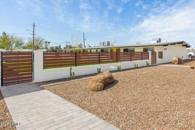 Building Photo - 6049 W Laurie Ln Unit Apt 7