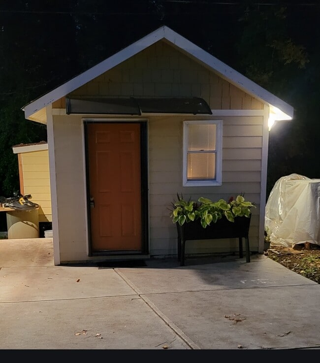 Studio Cottage - 1775 Campbellton Rd SW Unit Studio