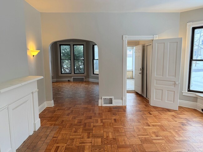 Building Photo - 920 S Jackson St Unit 3