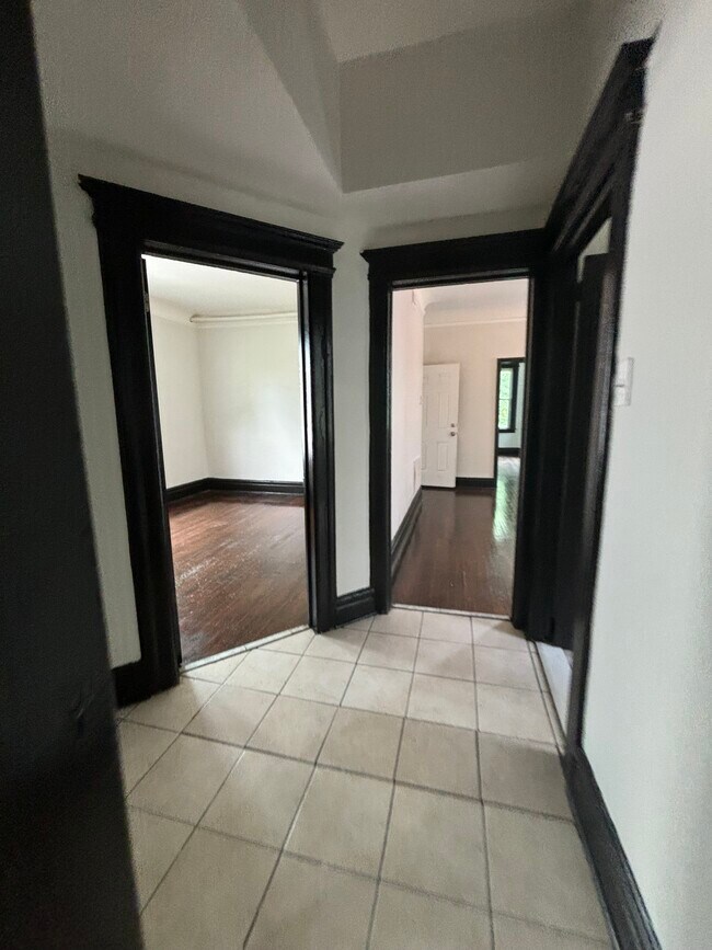 Unit 2 - 43 Treacy Ave Unidad 2