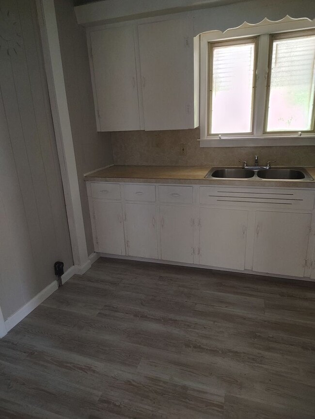 Photo - Section 8 Accepted! Spacious 2br home