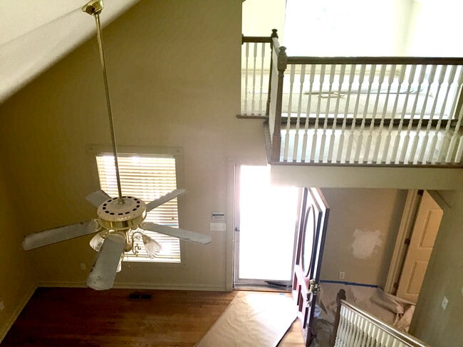 Mirando hacia abajo, a la puerta de entrada. - 1431 S Elwood Ave