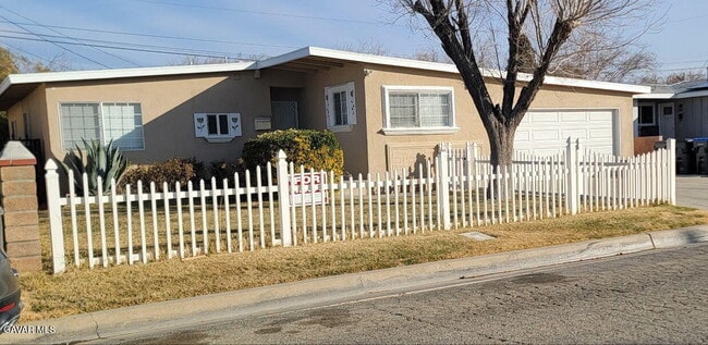 Photo - 815 W Ave H 7