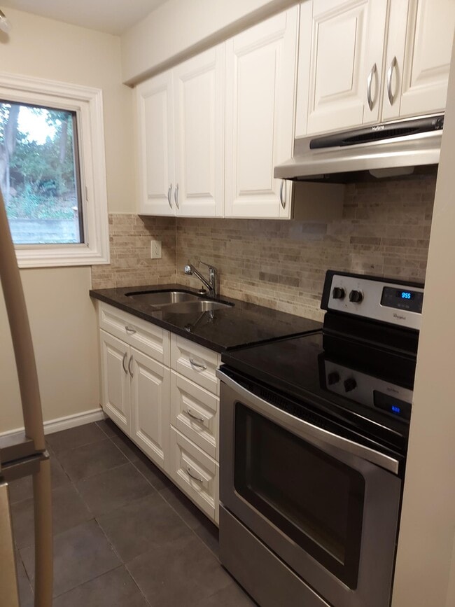 Building Photo - Spacious 2 bedroom unit