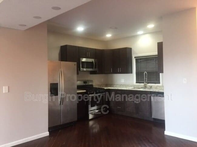 Building Photo - 6 Regina St