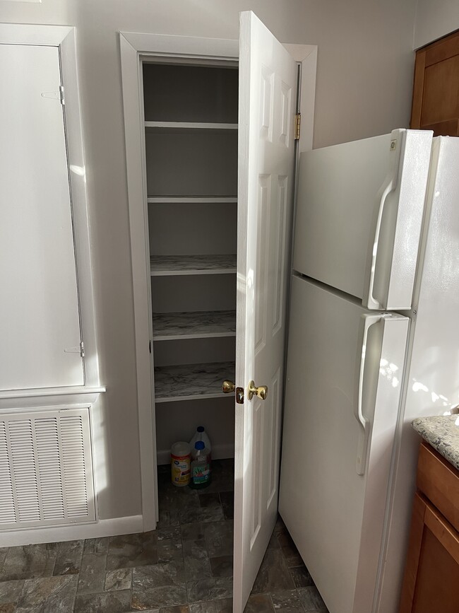 Kitchen pantry - 2525 Annunciation St Unit Apt 5