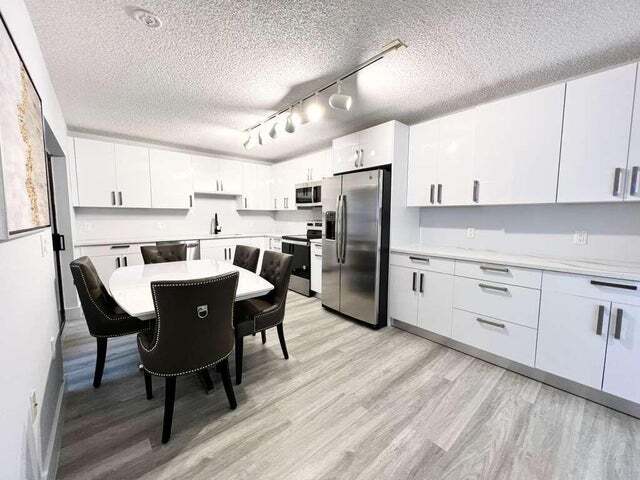 Building Photo - 118 1st Ter