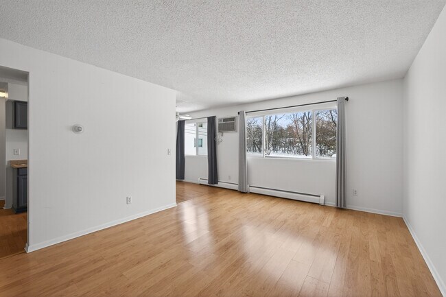 Photo - Rosco Apts- 2740 Unit 203