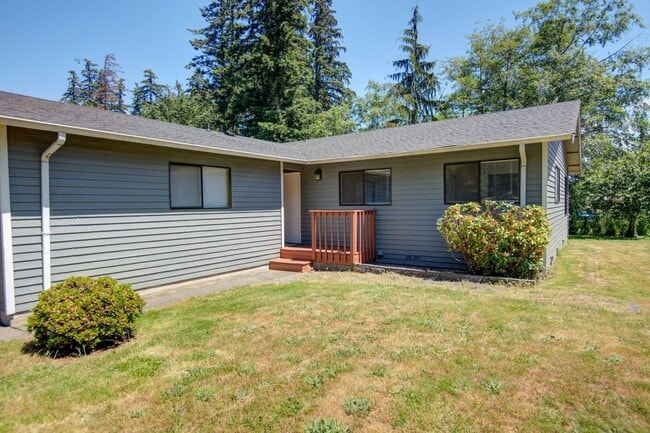 Photo - For Lease Edmonds - 900 Sq. Ft Two bed-One/Bath Duplex
