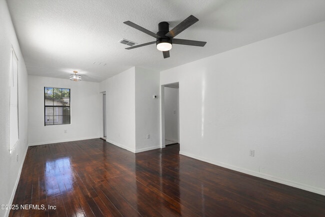 Photo - 5246 Sunderland Rd