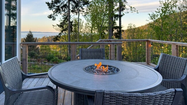 646 Crescent Bay Ln