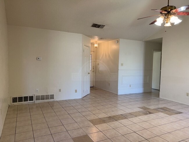 Photo - 2001 Meadowbrook Dr