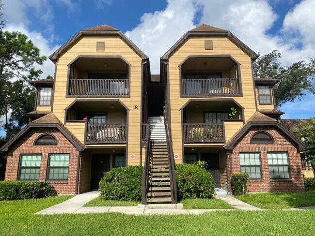 Building Photo - Wonderful 1 Bedroom/1 Bathroom Gated Condo...