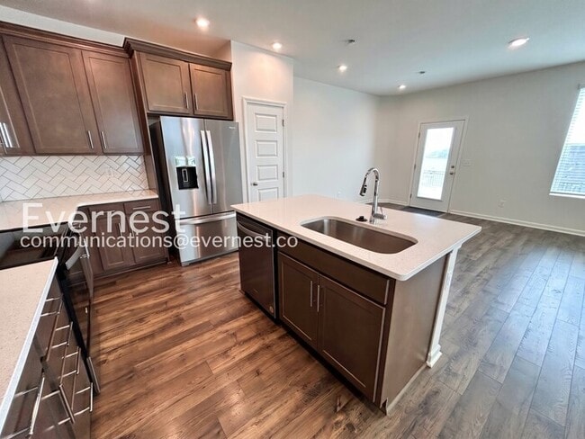 Photo - 3 Bed/2.5 Bath Townhome with Garage / Pet-Friendly / Available Now!