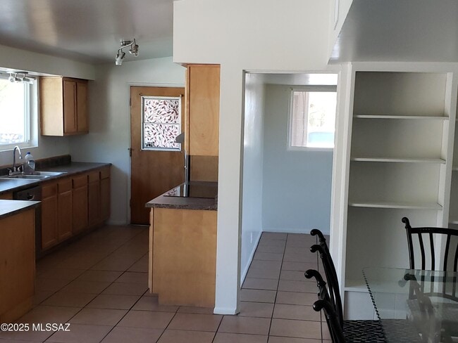 5520 N Bonita Pl
