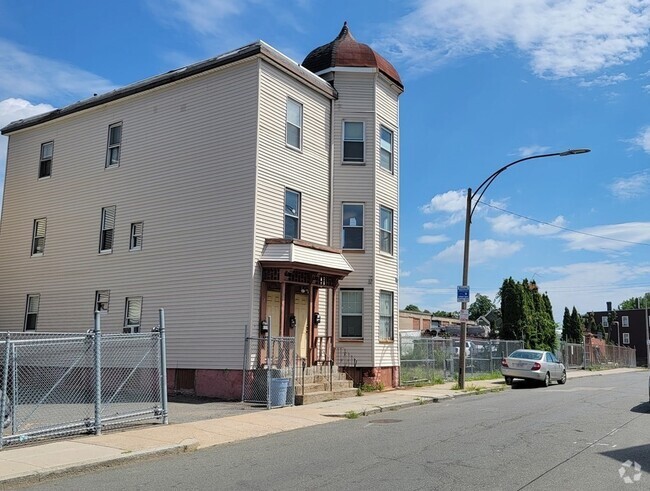 Building Photo - 2-4 Brookford St Rental