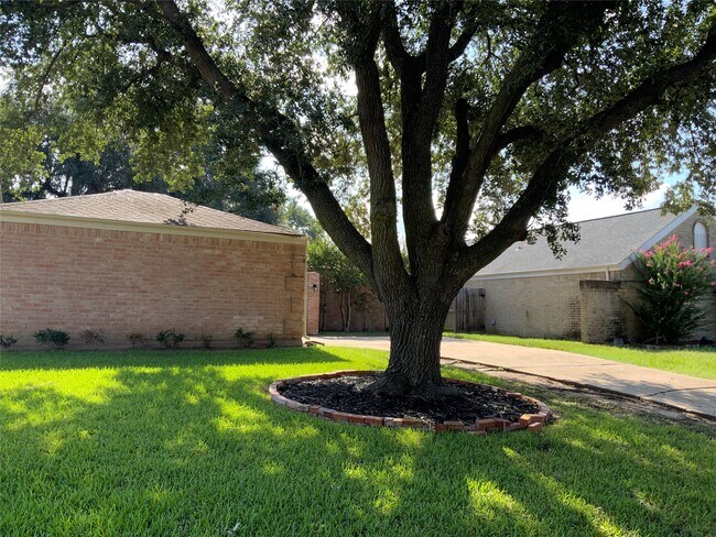 Photo - 6218 Crakston St