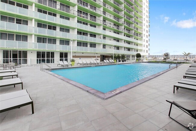 Building Photo - 1756 N Bayshore Dr Unit 37N Rental