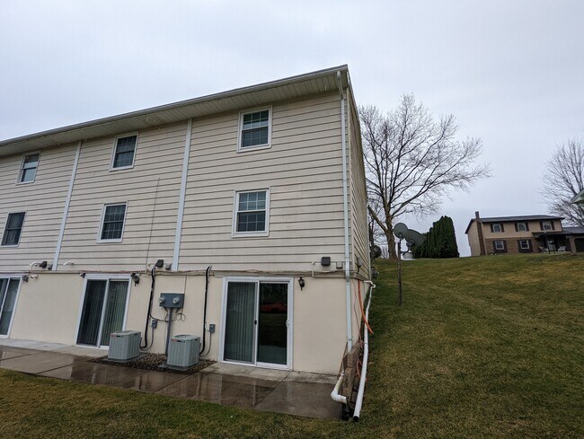 Photo - 628 Peachview Ln