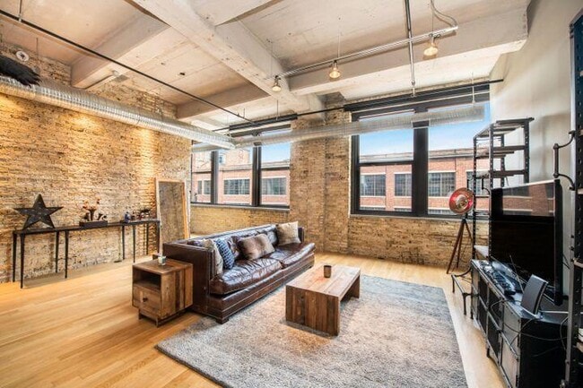 Building Photo - 239 E Chicago St Unit True Rental