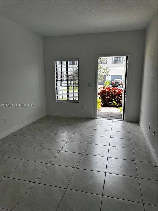 Photo - 4860 Dillon St