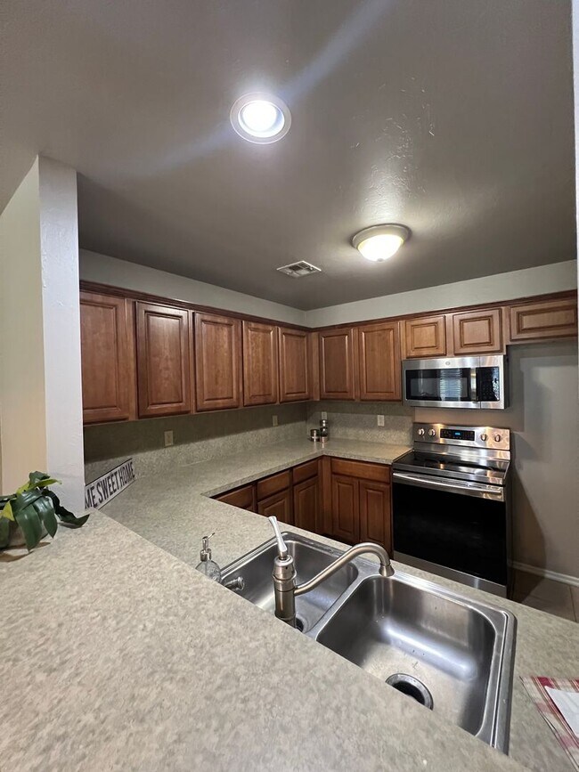 Renovated 3 bd/2 bath Home with 2car Garage Townhome Rental in