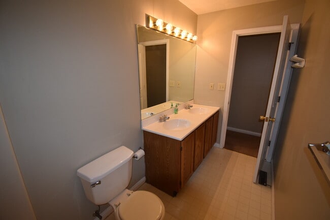 Building Photo - VIRTUAL SHOWINGS AVAILABLE - Townhome Betw...