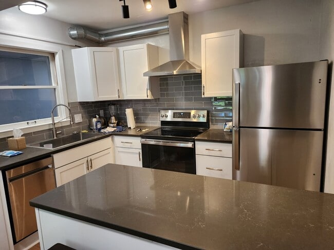 Building Photo - 115 E Elm Ave Unit F1 Rental