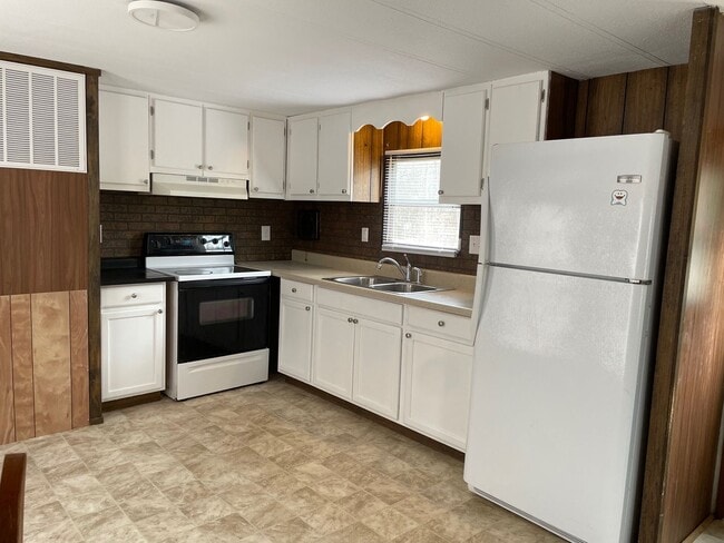 Photo - 2 BDRM 1.5 BA SINGLEWIDE MOBILE HOME IN PARK LOCATED IN ROBBINS