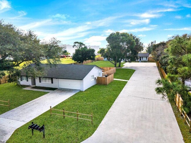 3 Bed 3 Bath pool home with privately fenc... - 3 Bed 3 Bath pool home with privately fenc...