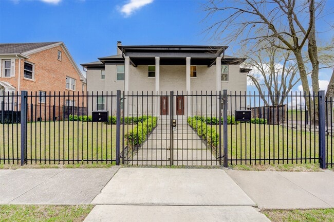 Photo - 2202 Wentworth St