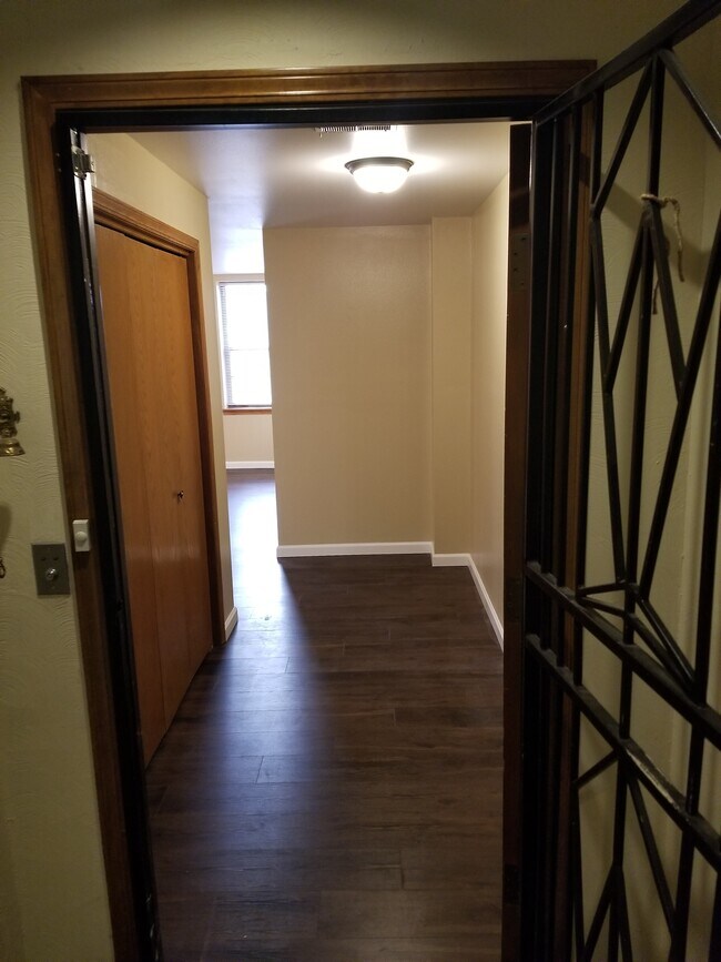 Entry - 303 N Kansas Ave