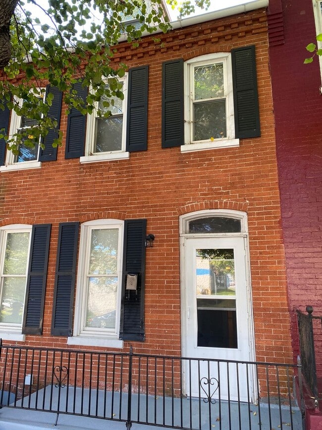 Building Photo - Lovely Four Bedroom House in Lancaster City with Fenced in Backyard