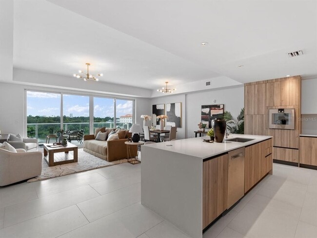 Building Photo - 1020 Sunset Point Rd Unit 410