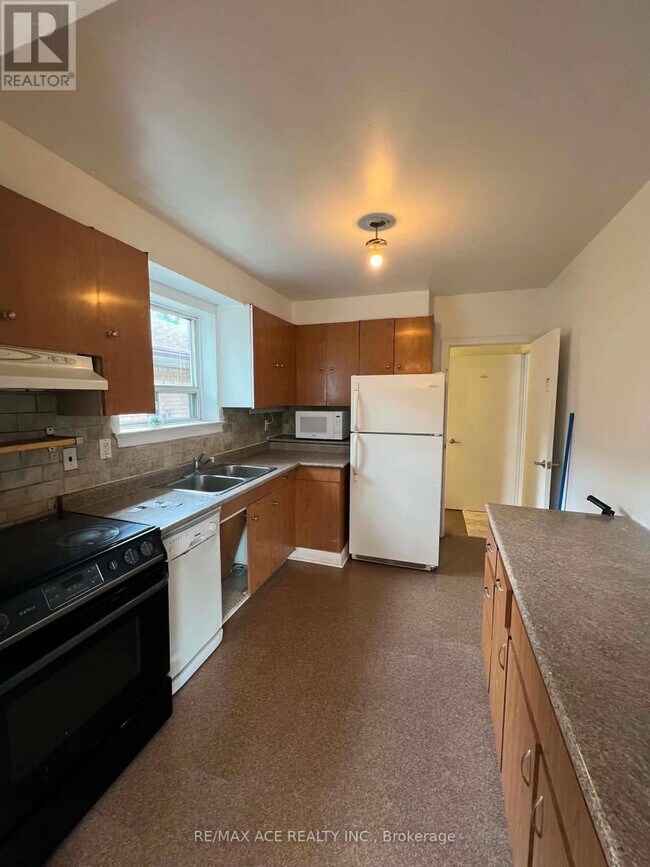 Photo - 3715 St Clair Ave E