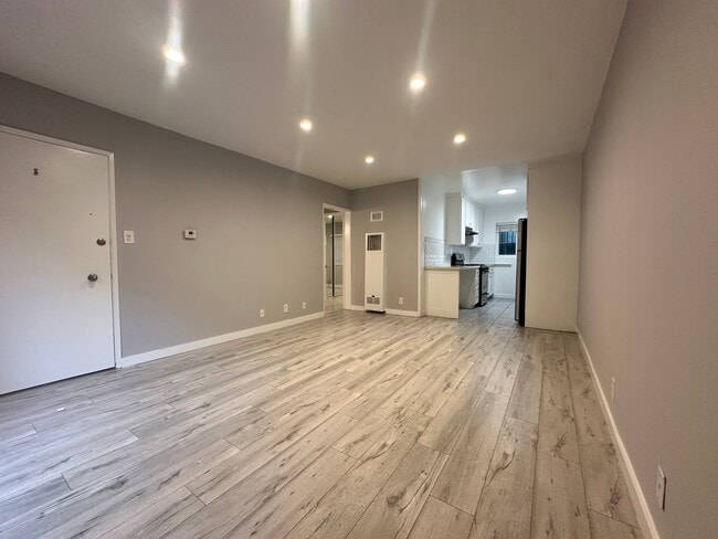 Photo - 7555 De Longpre Ave Unidad 9