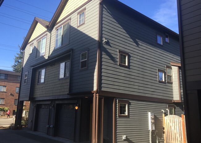 Warm and Welcoming Northgate Townhome - Warm and Welcoming Northgate Townhome