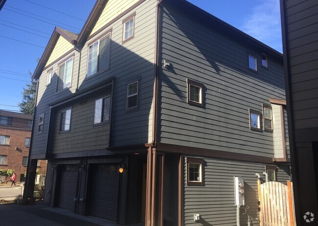Building Photo - Warm and Welcoming Northgate Townhome