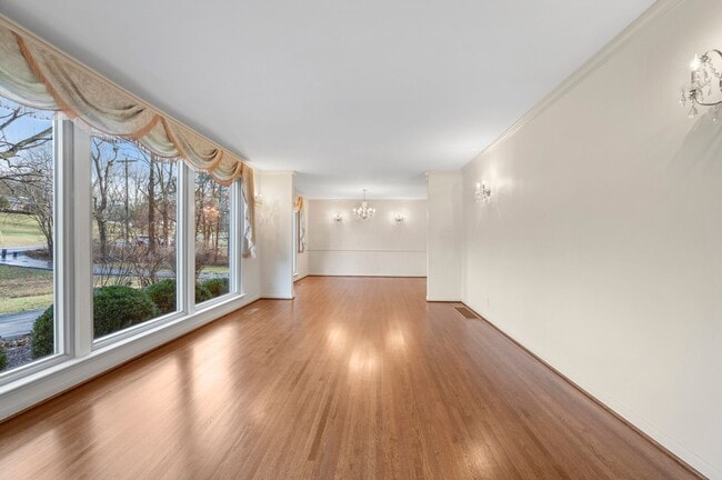 Photo - 4BR/3BA Forest Hills Luxury Rental