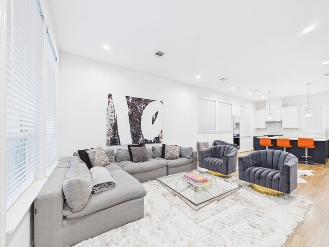 Photo - 2711 Clinton Dr