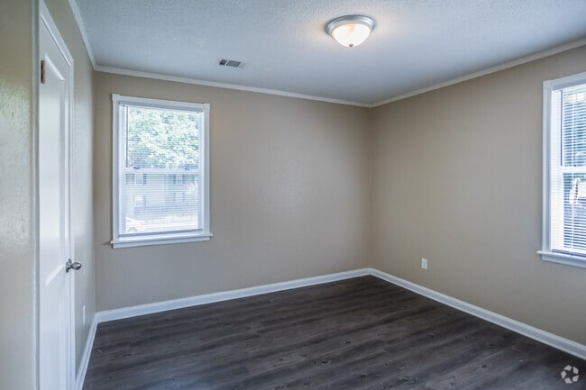 2 BR, 1 BA - 700 SF
