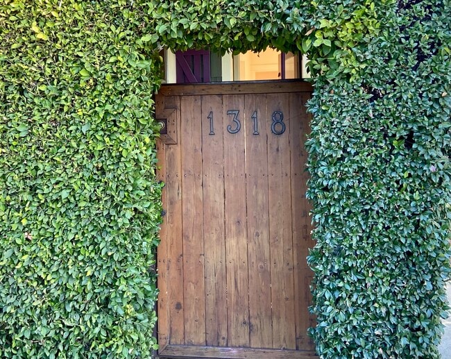 Private entrance - 1318 N McCadden Pl Unidad 1318
