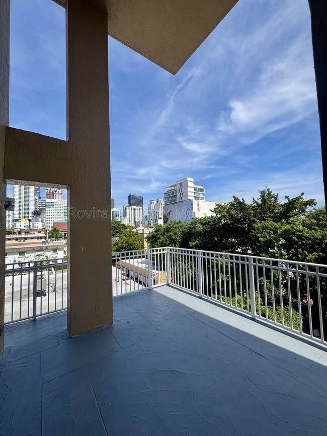 Building Photo - 498 SW 6th St Unit APT 401