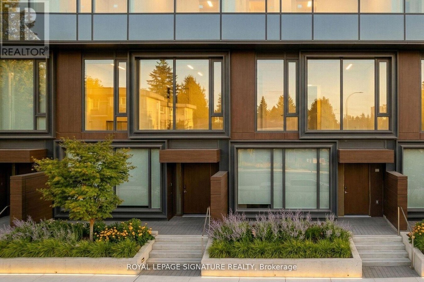 Photo - 448 Burnhamthorpe Rd W