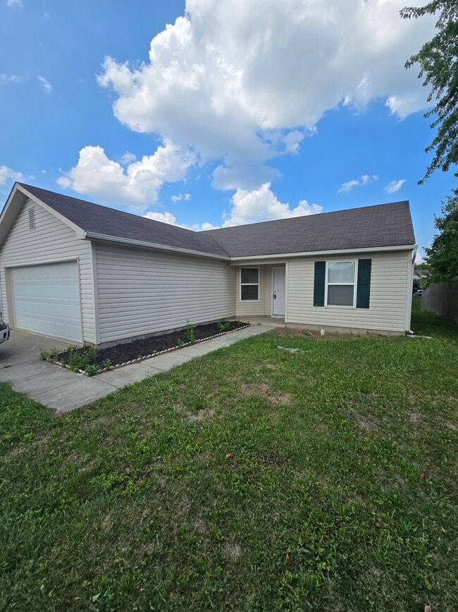 Building Photo - Three Bedroom Ranch Style Home Located in ...