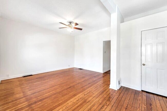 Entrance - 5618 S Magnolia Ave