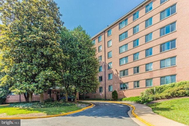 Building Photo - 3000 Spout Run Pkwy Unit D608