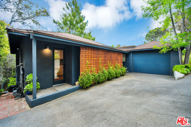 Building Photo - 380 Tamarac Dr Rental