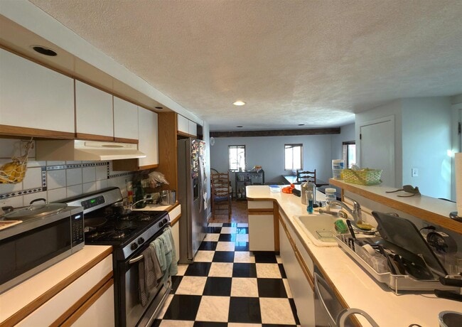 Building Photo - 61 6th St Unit 1
