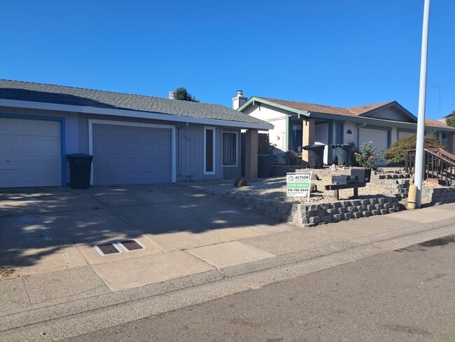 Building Photo - Roseville 2 Bedroom Duplex, New Carpet, Central Heat and Air, Large Fenced Yard